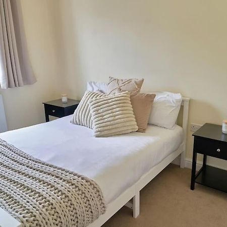 Stunning Luxury 2 Bed Apartment With En-Suite In Wokingham City Centre Exteriör bild