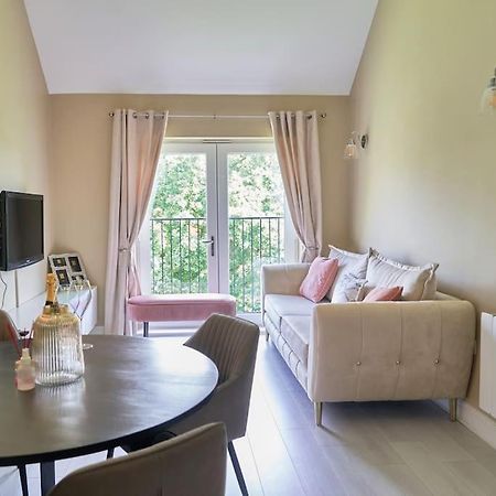 Stunning Luxury 2 Bed Apartment With En-Suite In Wokingham City Centre Exteriör bild