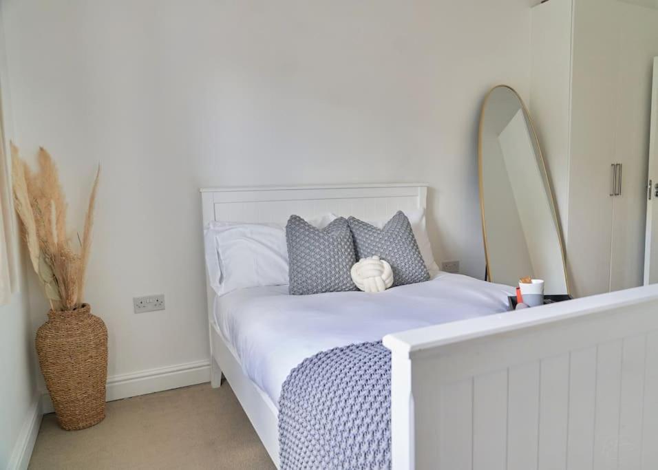 Stunning Luxury 2 Bed Apartment With En-Suite In Wokingham City Centre Exteriör bild