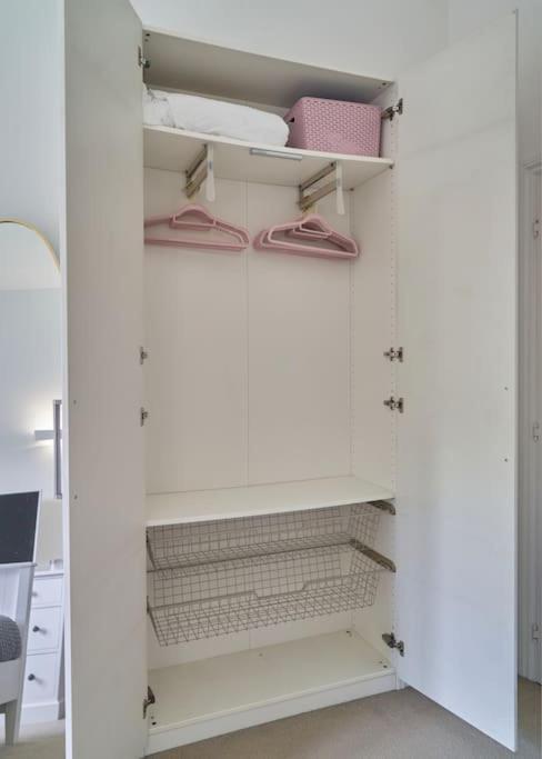 Stunning Luxury 2 Bed Apartment With En-Suite In Wokingham City Centre Exteriör bild