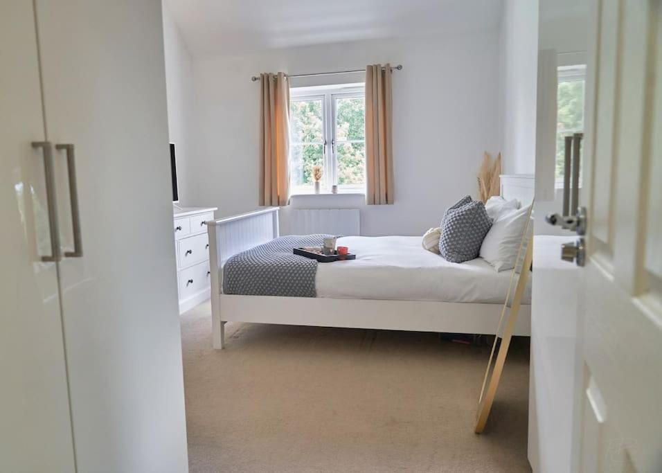 Stunning Luxury 2 Bed Apartment With En-Suite In Wokingham City Centre Exteriör bild