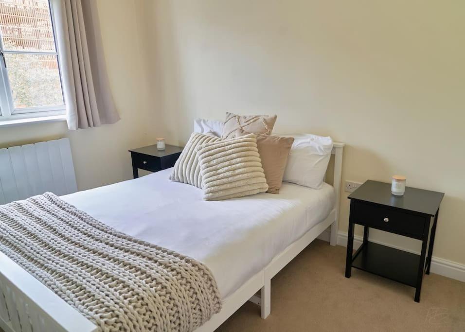 Stunning Luxury 2 Bed Apartment With En-Suite In Wokingham City Centre Exteriör bild