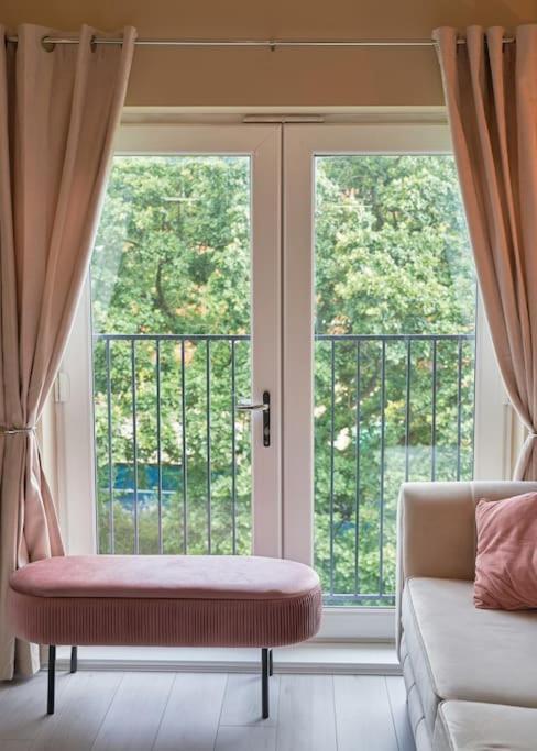 Stunning Luxury 2 Bed Apartment With En-Suite In Wokingham City Centre Exteriör bild