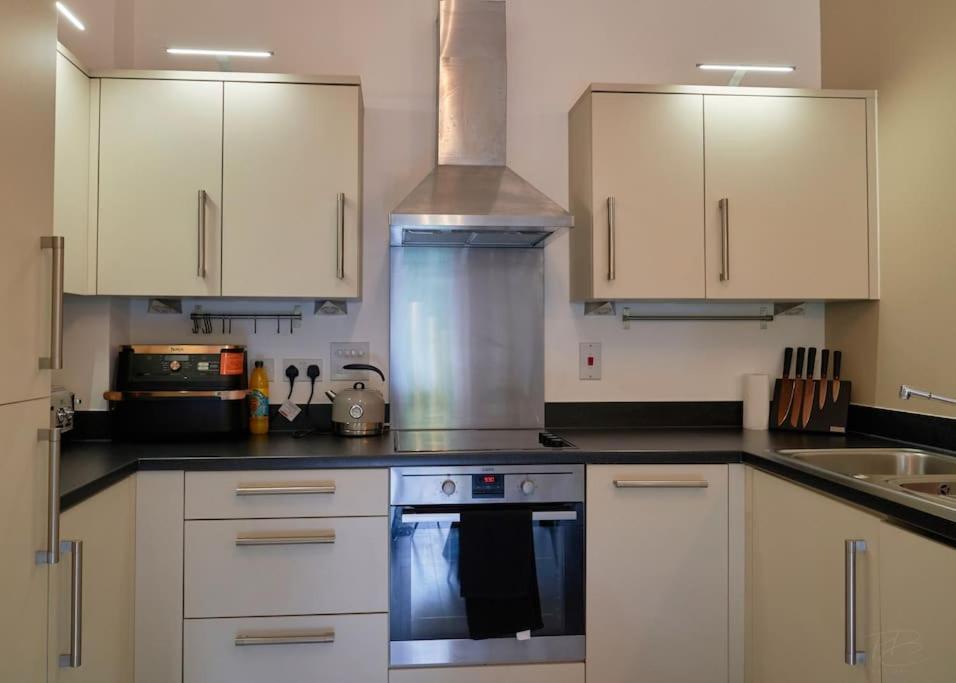 Stunning Luxury 2 Bed Apartment With En-Suite In Wokingham City Centre Exteriör bild