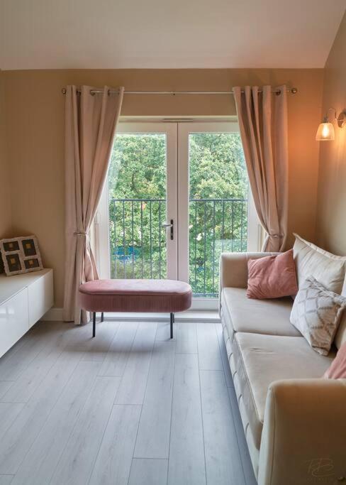 Stunning Luxury 2 Bed Apartment With En-Suite In Wokingham City Centre Exteriör bild