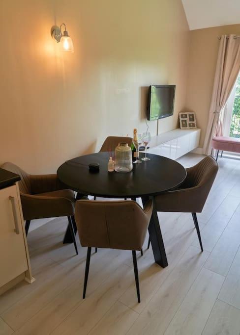 Stunning Luxury 2 Bed Apartment With En-Suite In Wokingham City Centre Exteriör bild