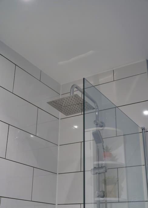 Stunning Luxury 2 Bed Apartment With En-Suite In Wokingham City Centre Exteriör bild