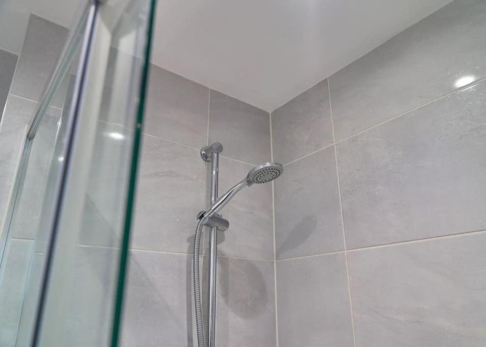 Stunning Luxury 2 Bed Apartment With En-Suite In Wokingham City Centre Exteriör bild