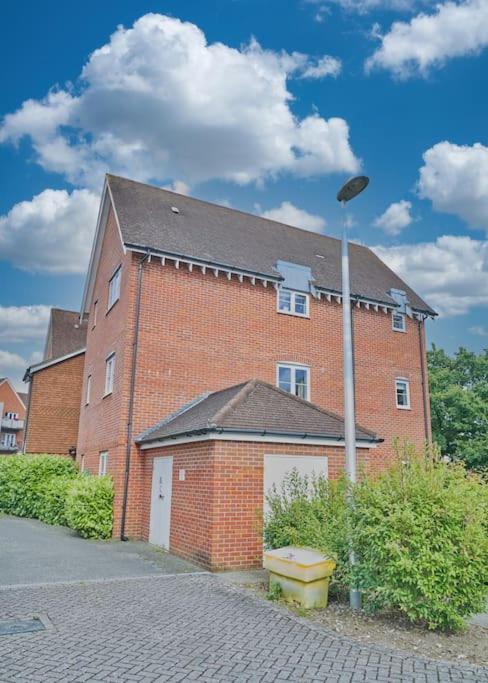 Stunning Luxury 2 Bed Apartment With En-Suite In Wokingham City Centre Exteriör bild