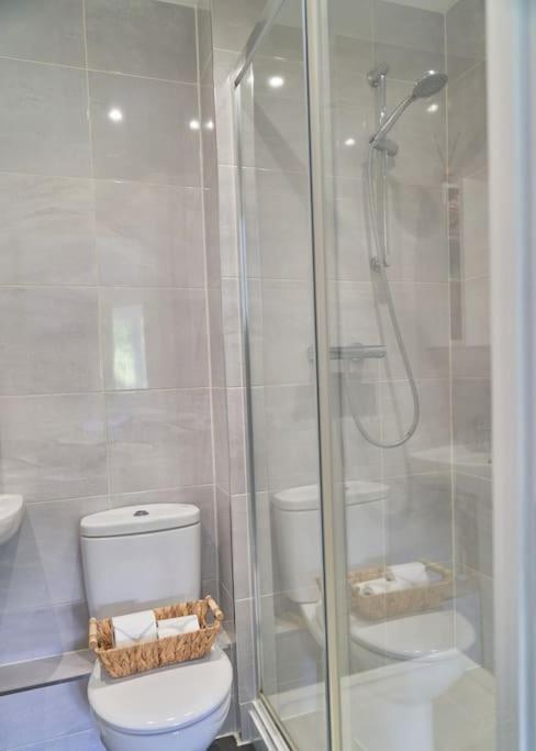 Stunning Luxury 2 Bed Apartment With En-Suite In Wokingham City Centre Exteriör bild