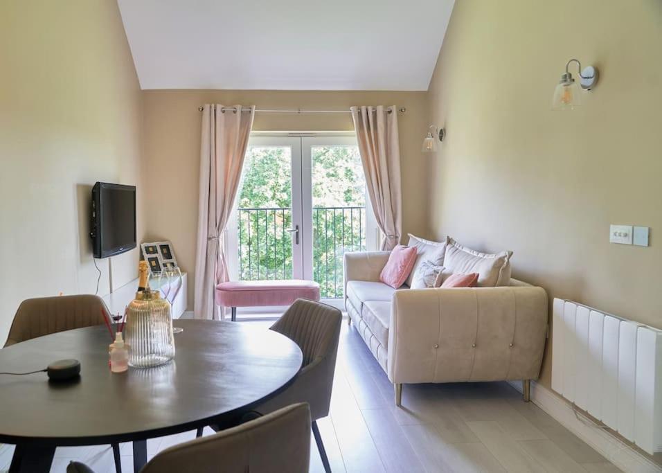Stunning Luxury 2 Bed Apartment With En-Suite In Wokingham City Centre Exteriör bild
